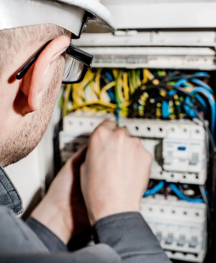 Elektrofachkraft bei der Arbeit an einem Schaltschrank